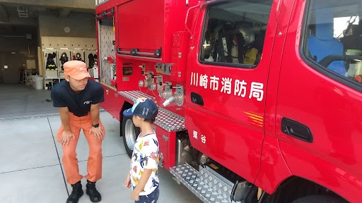 消防士と話す子ども