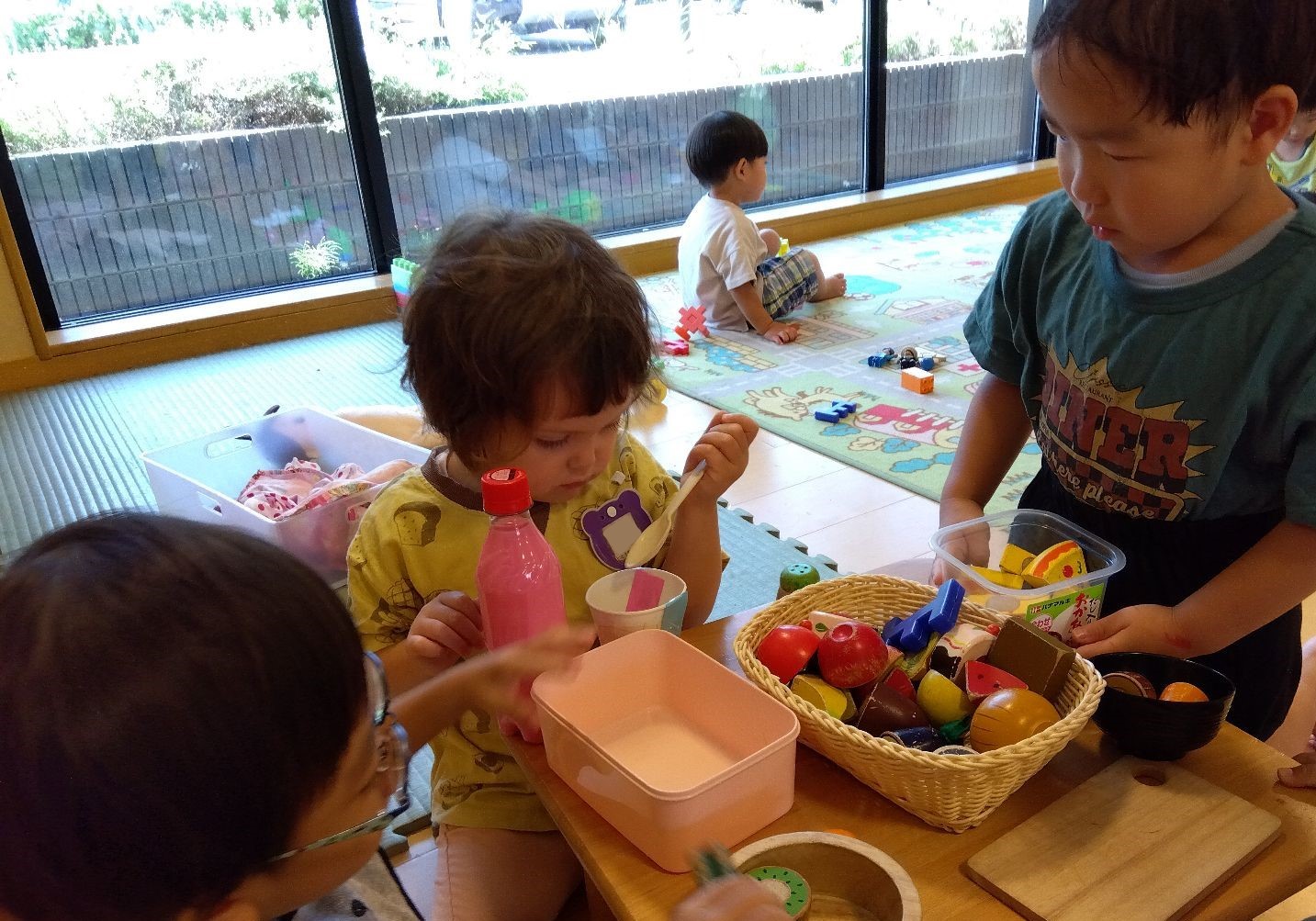 お弁当屋さんごっこをする子どもたち