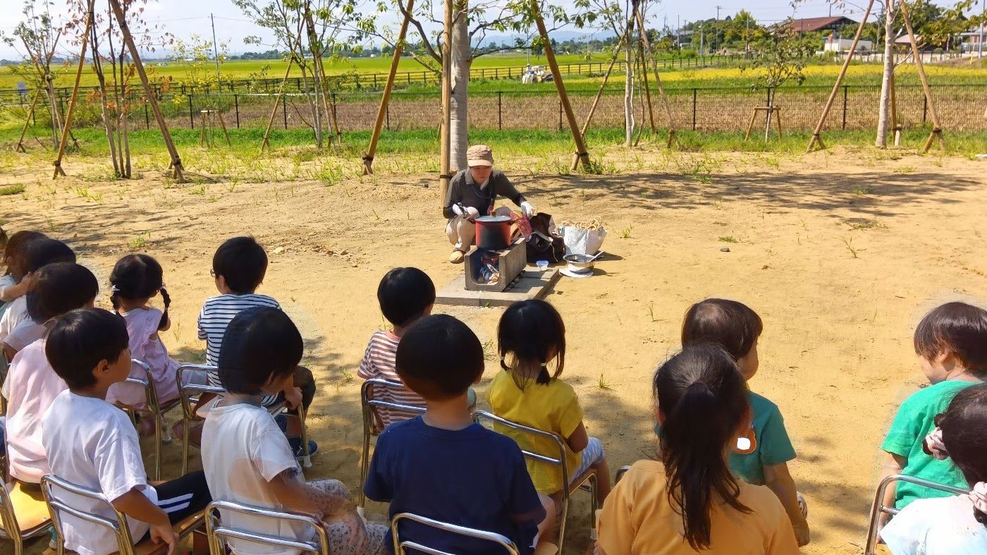 スープの完成を楽しみに待つ子どもたちの様子