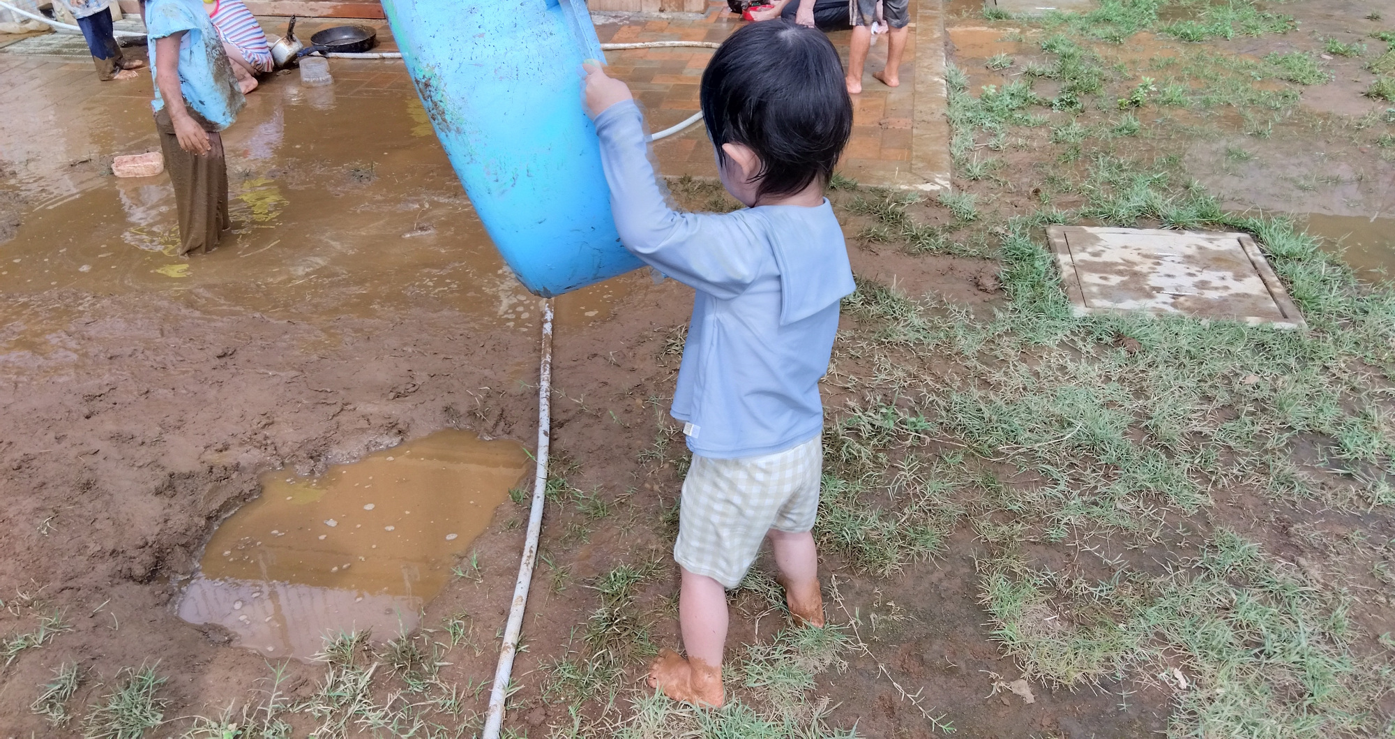 泥遊びの様子