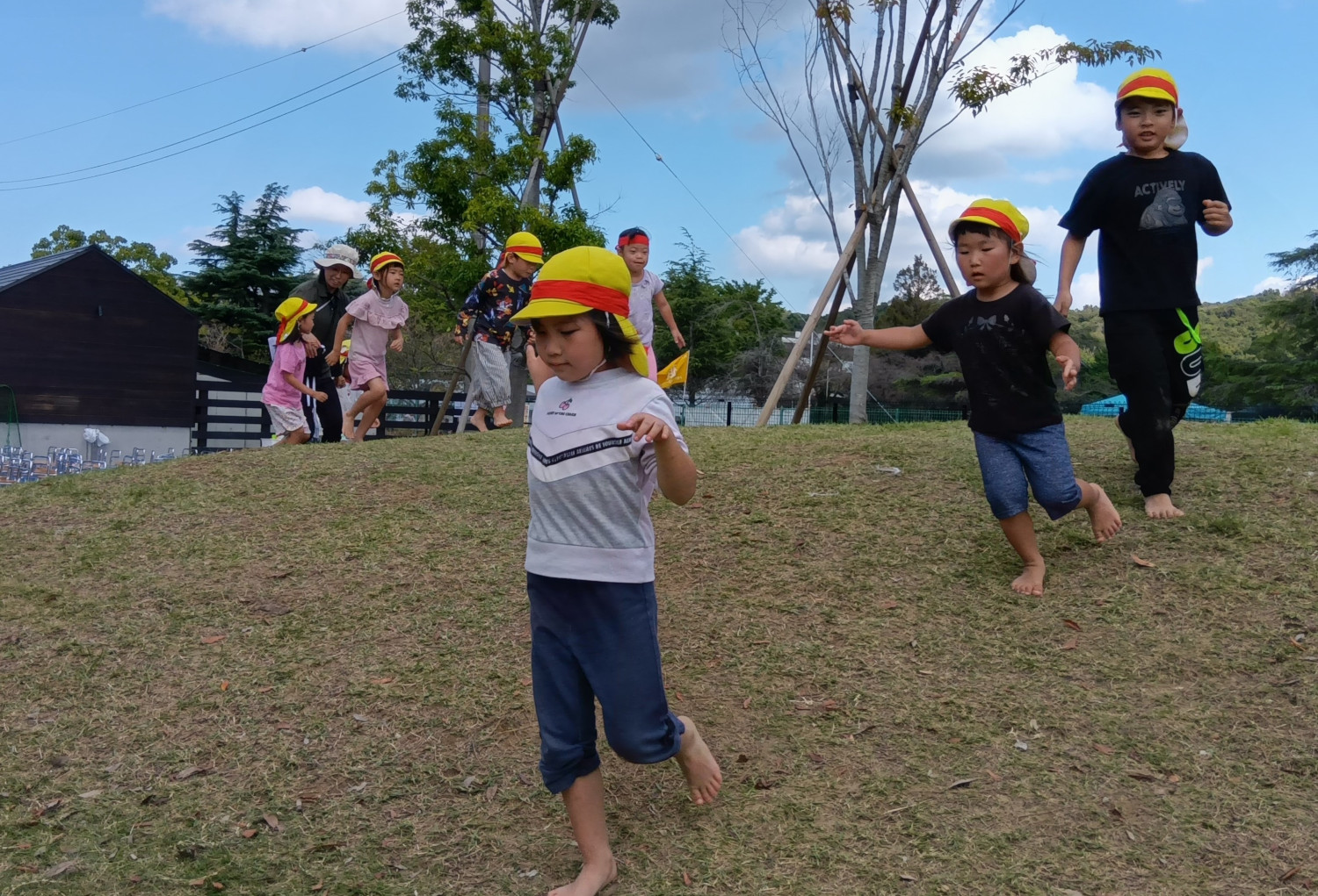 築山を下りる子どもたち