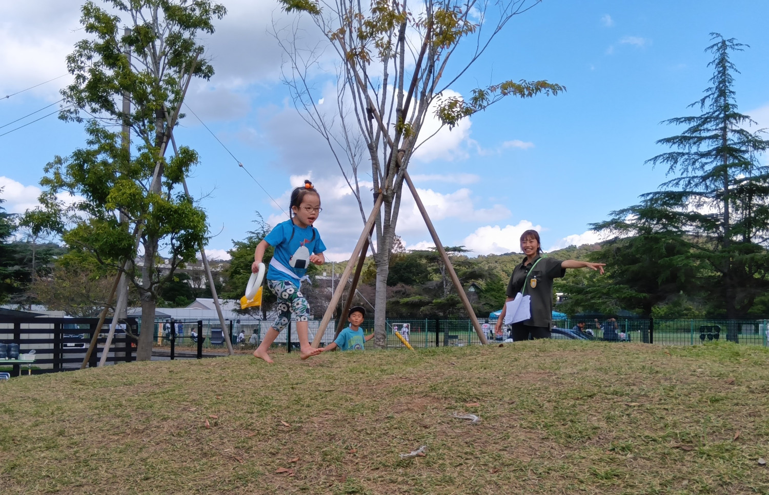 園庭でリレーをする子どもたち