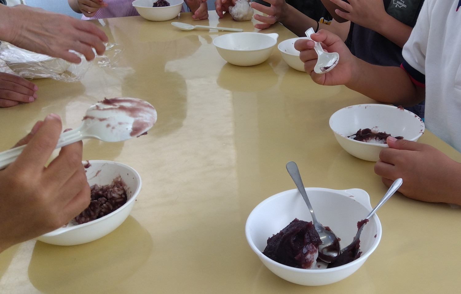 作ったおはぎをスプーンで食べる子どもたち