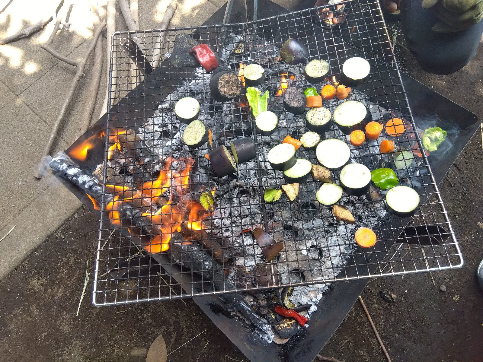 バーベキューで野菜を焼いている様子