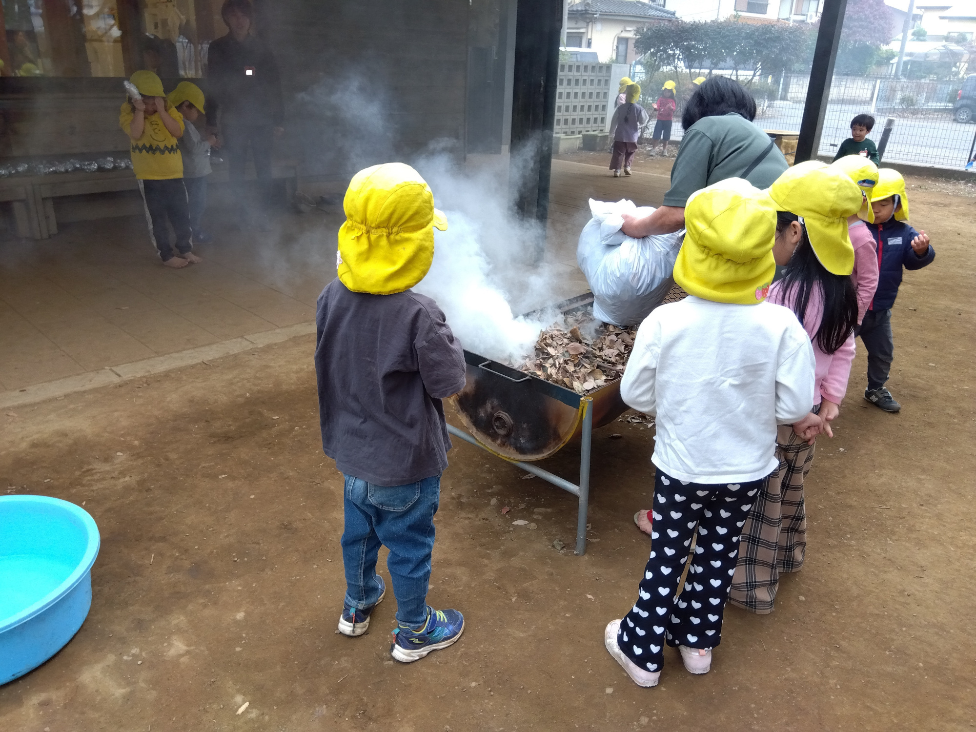 焼き芋が焼ける様子を見守る子どもたち