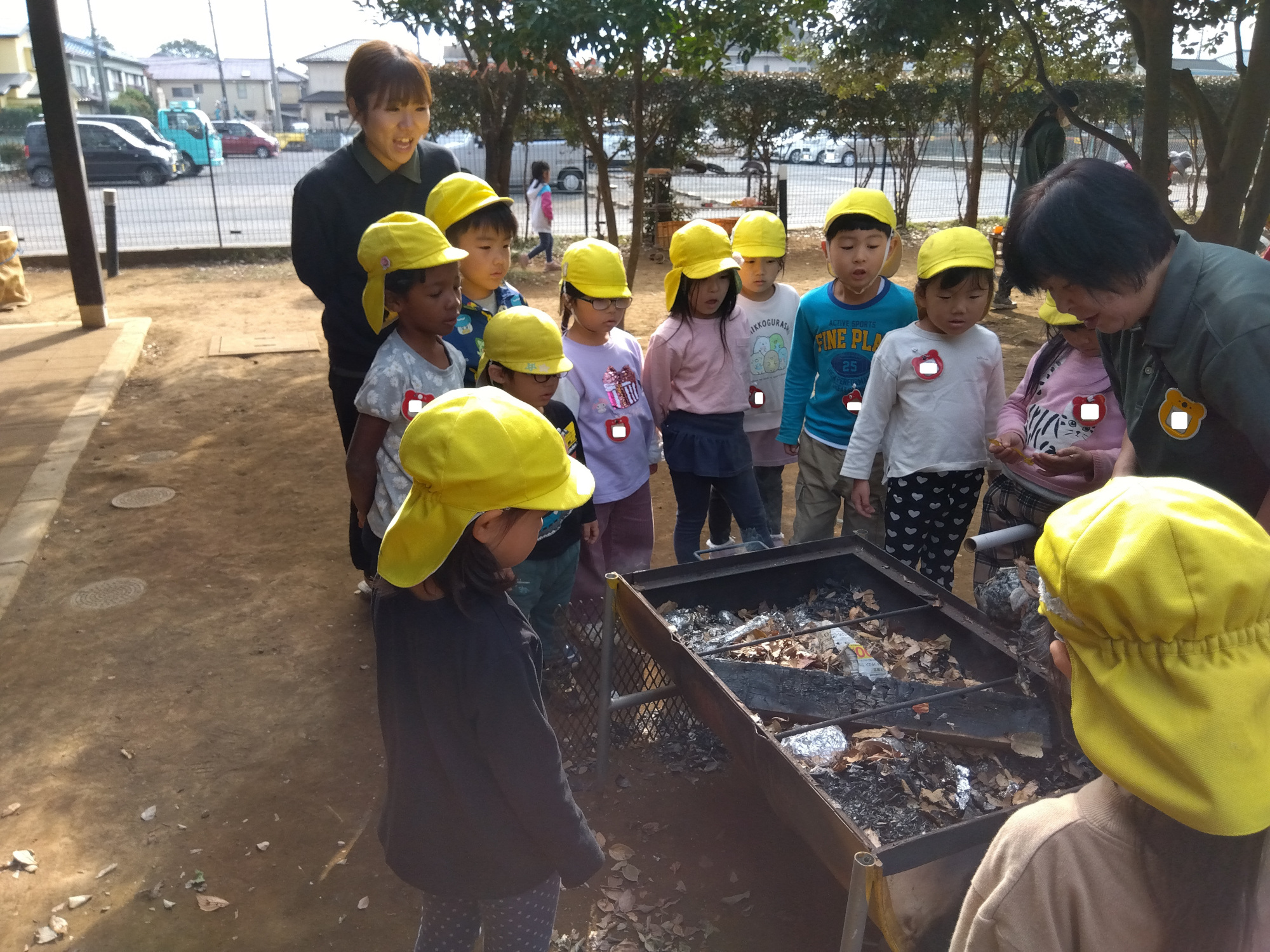 焼き芋が焼ける様子を見守る子どもたち