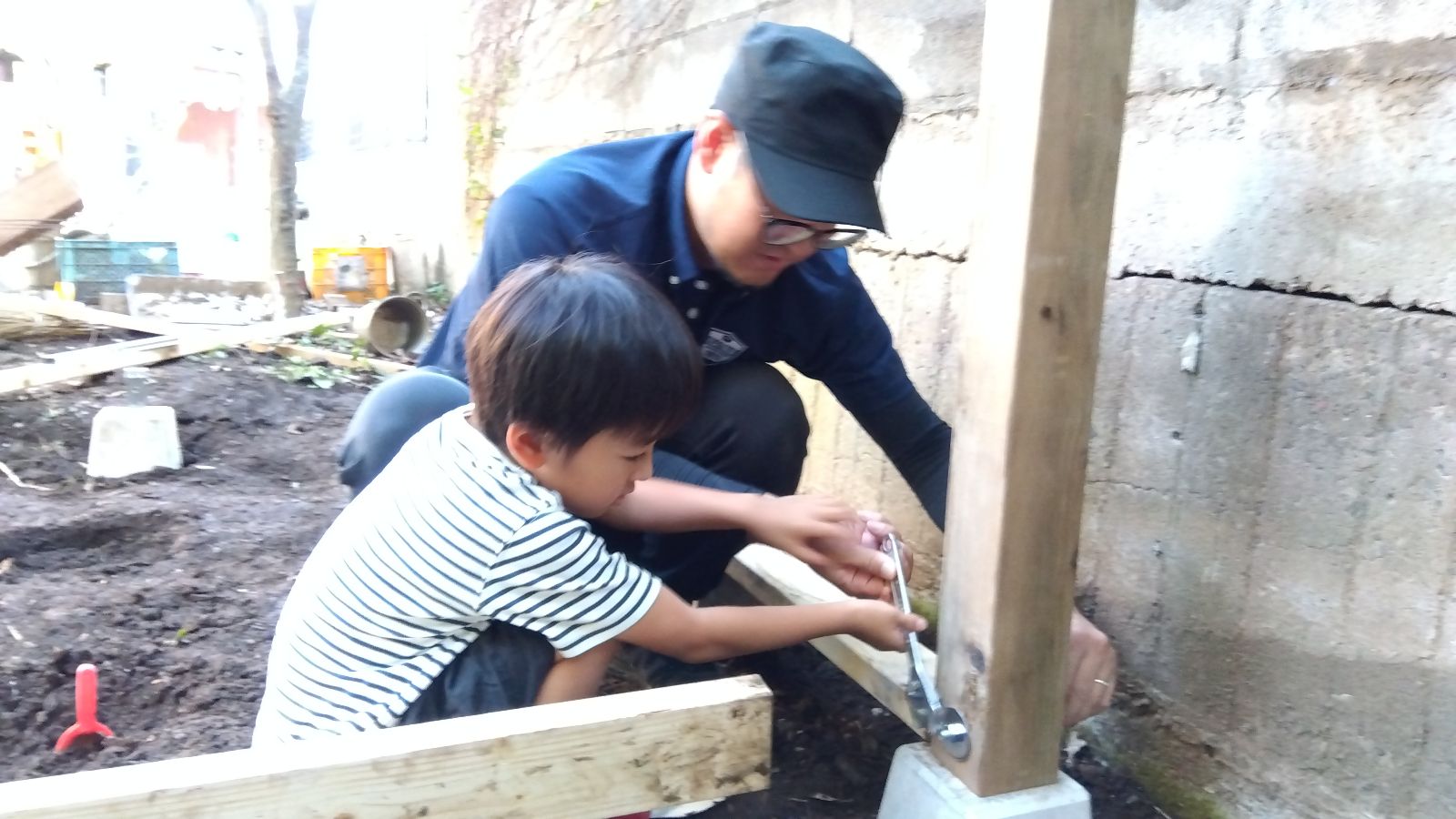 鶏小屋作りの様子