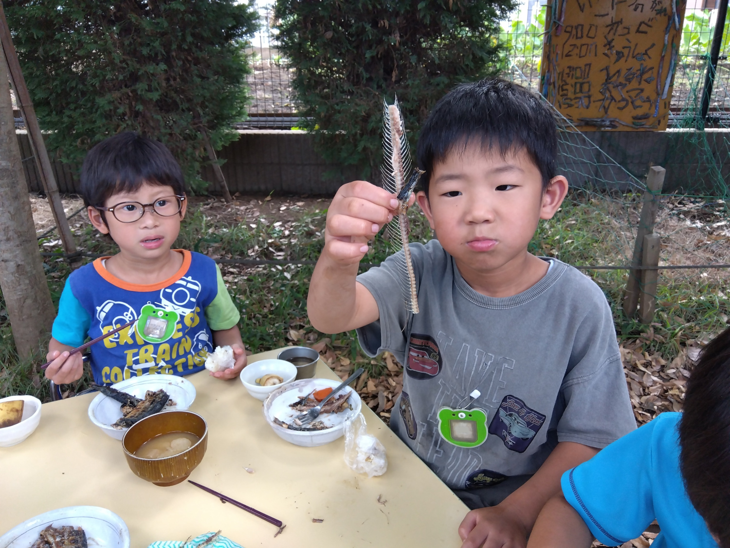 きれいに取れたさんまの骨を見せる子ども