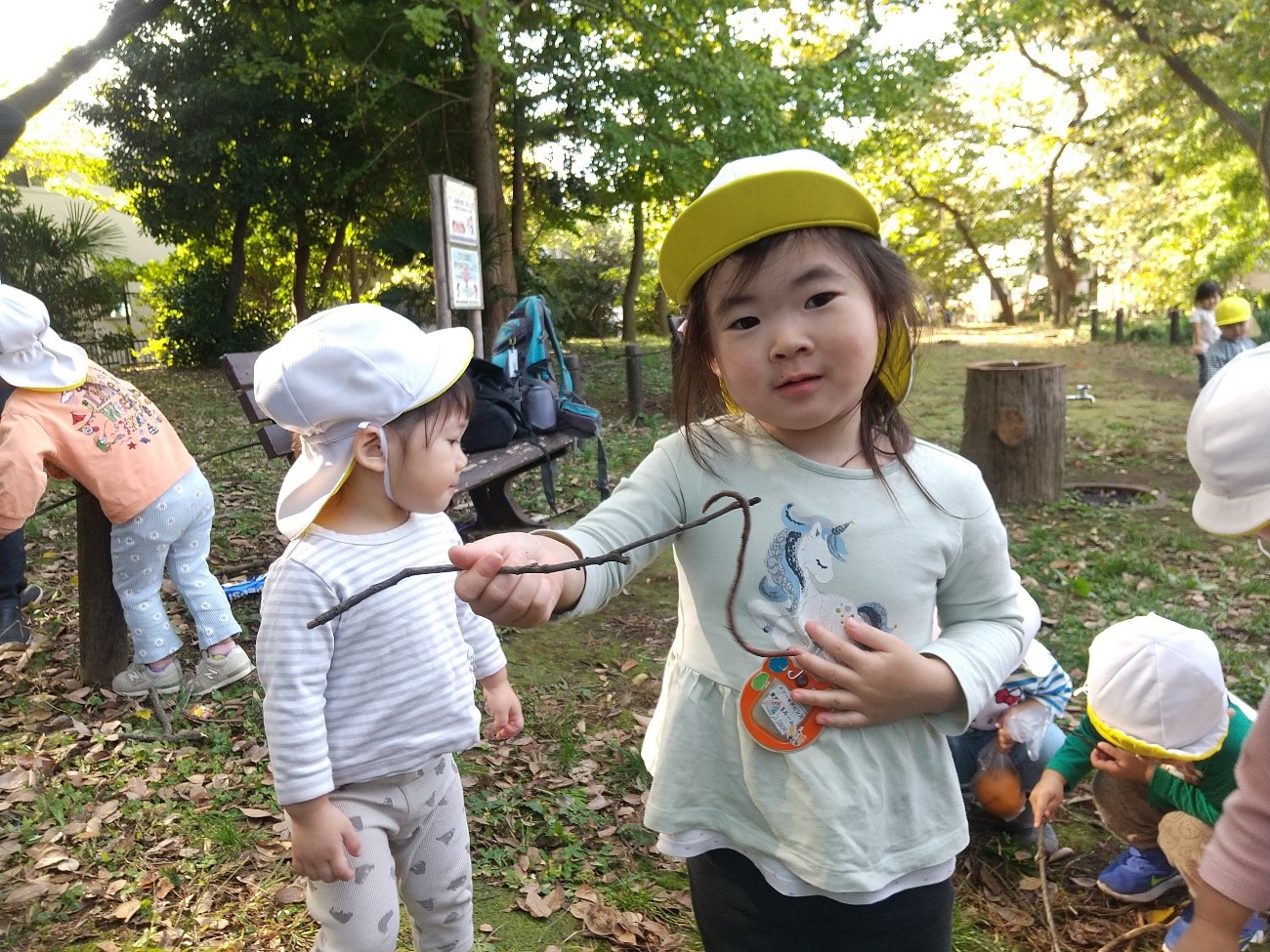 ミミズを触る子どもたちの様子