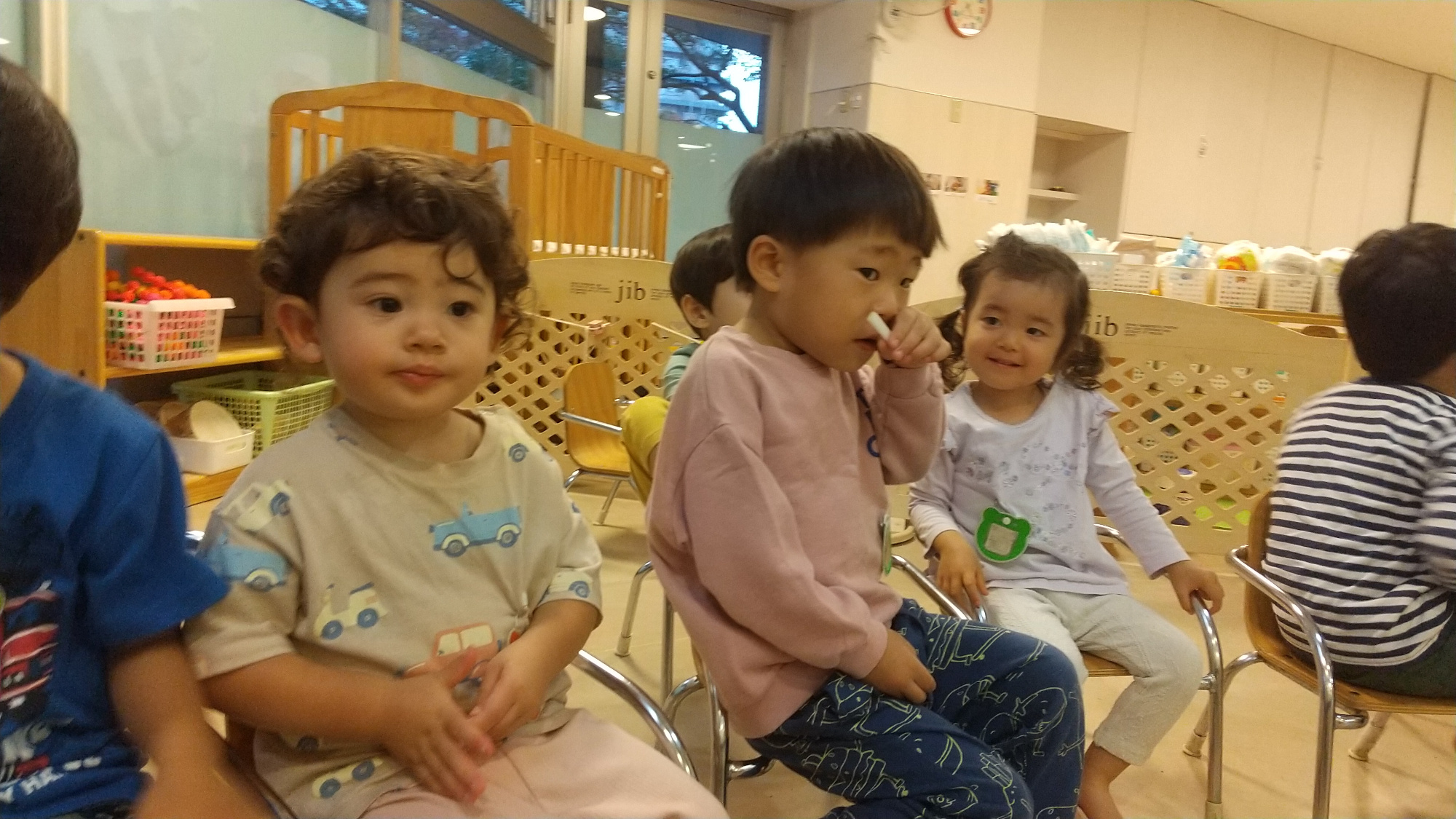 調理した大根を食べる子どもたち