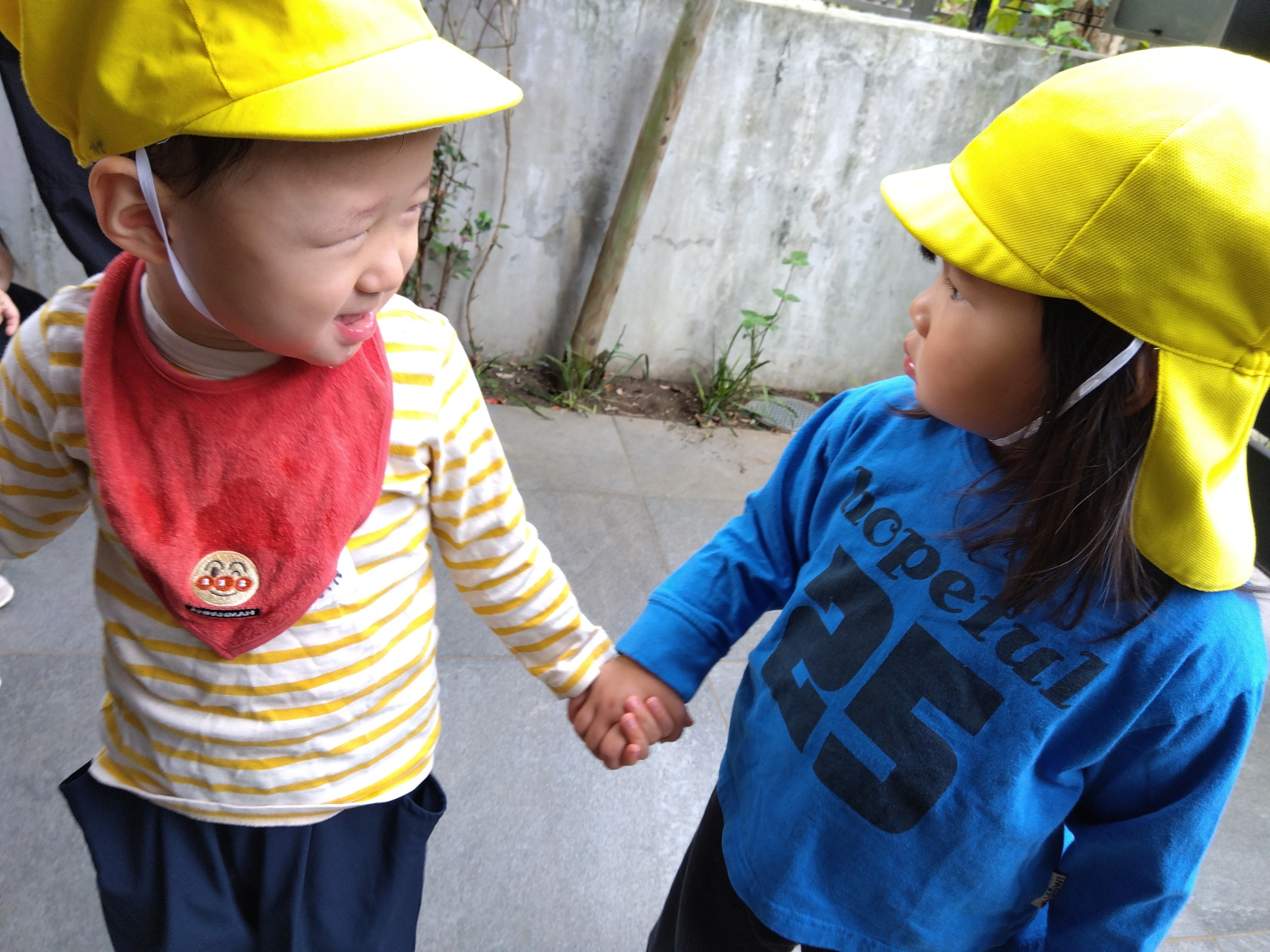 子ども同士で手をつないで歩く様子