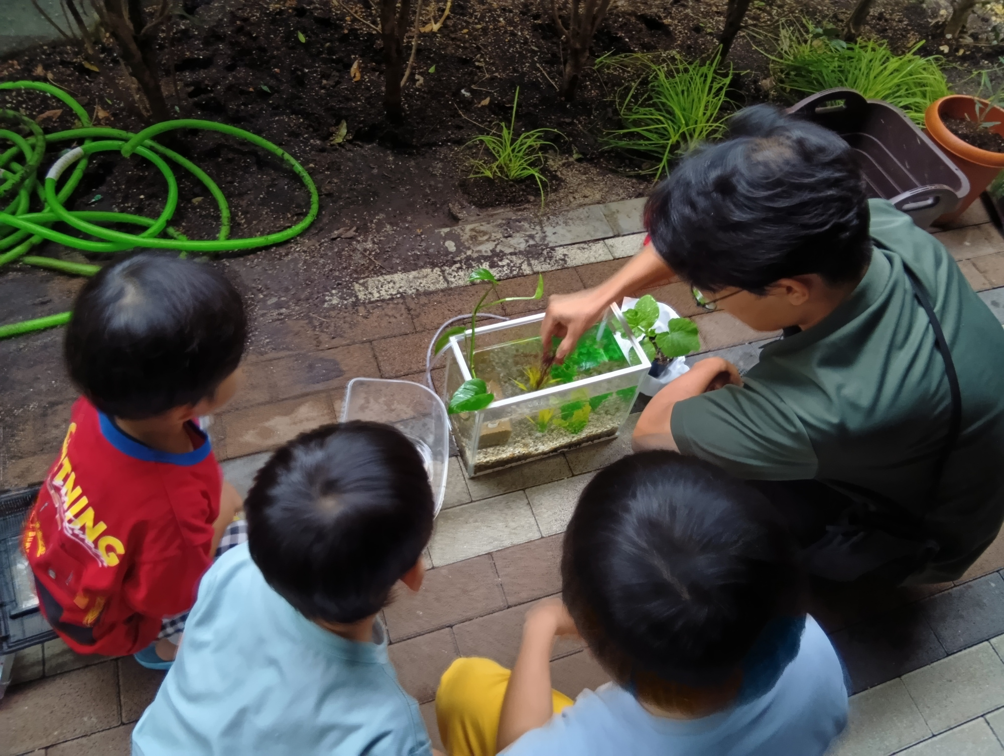 職員の話を聞く子どもの様子