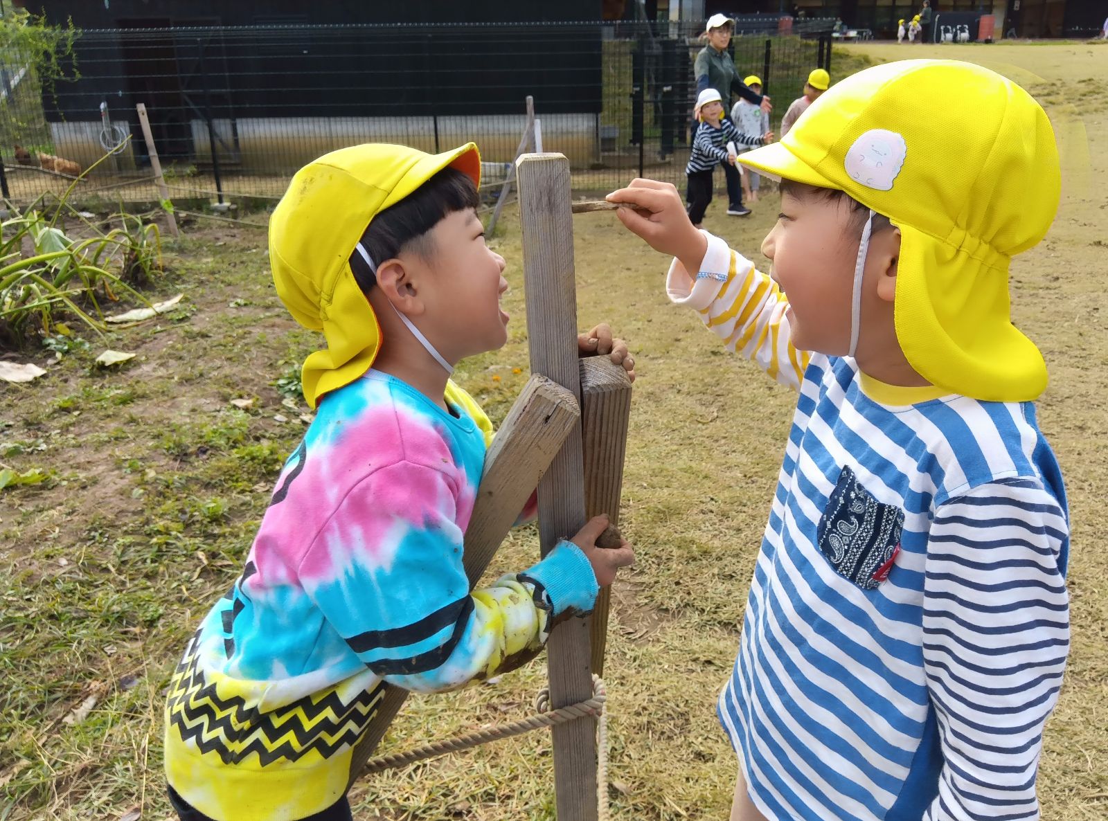 園庭で遊ぶ子どもたち