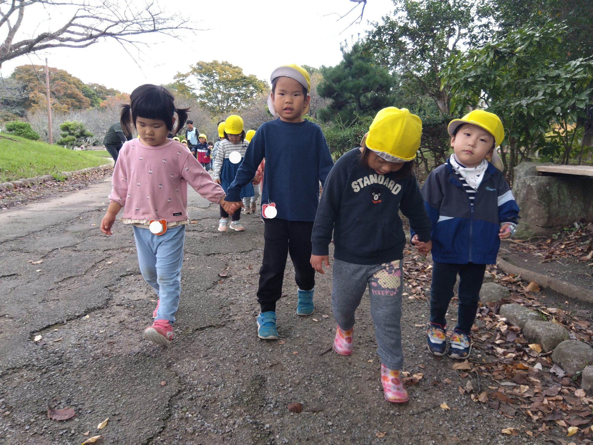 手をつないで歩く子どもたち