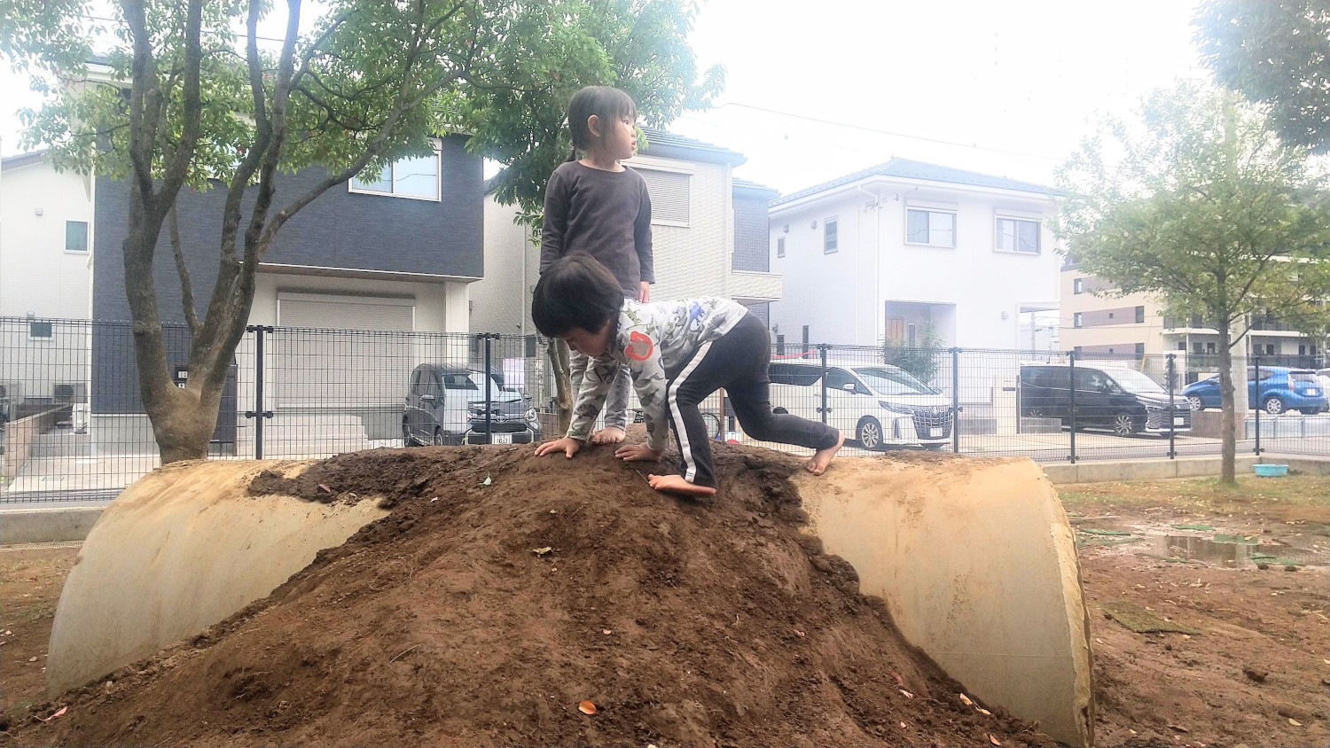 築山に登る子どもたち