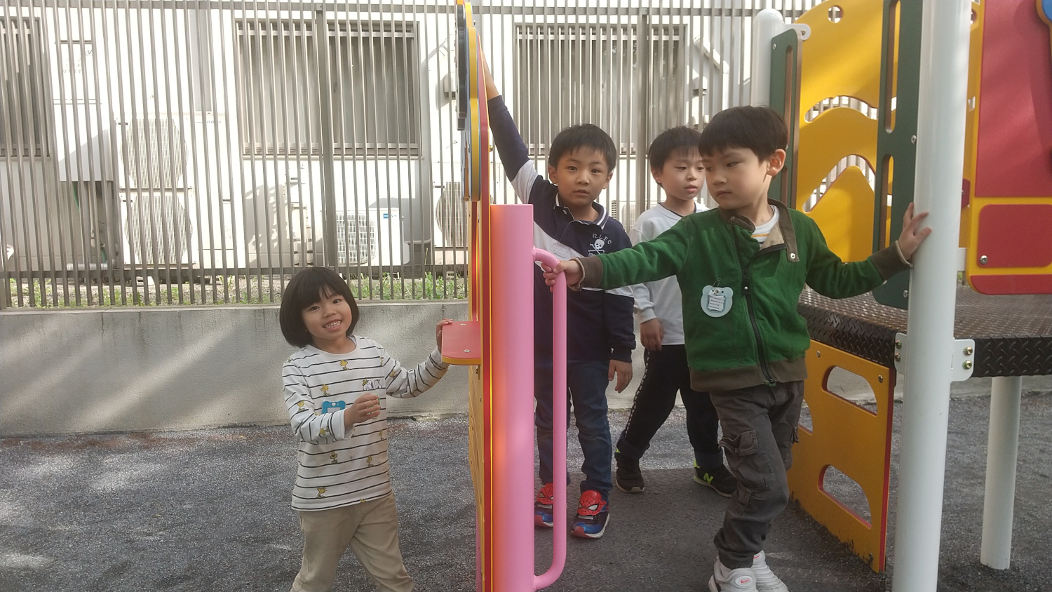 公園の遊具で遊ぶ子どもたち