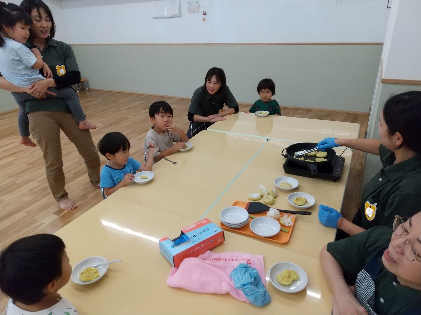 作った料理を食べる様子