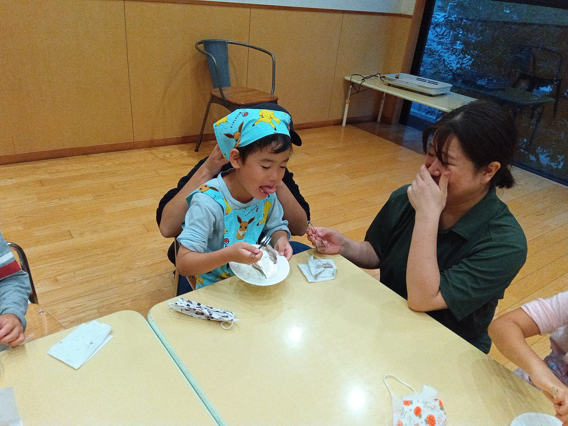 さばいた魚を食べる子どもの様子