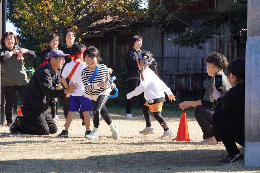 運動会でリレーをする子どもたち