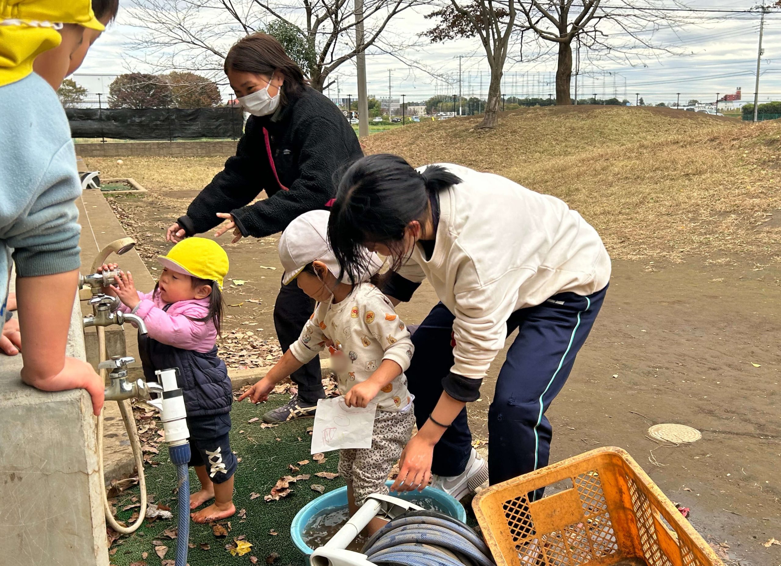 寒空でも裸足で遊んで足を洗う子どもたち