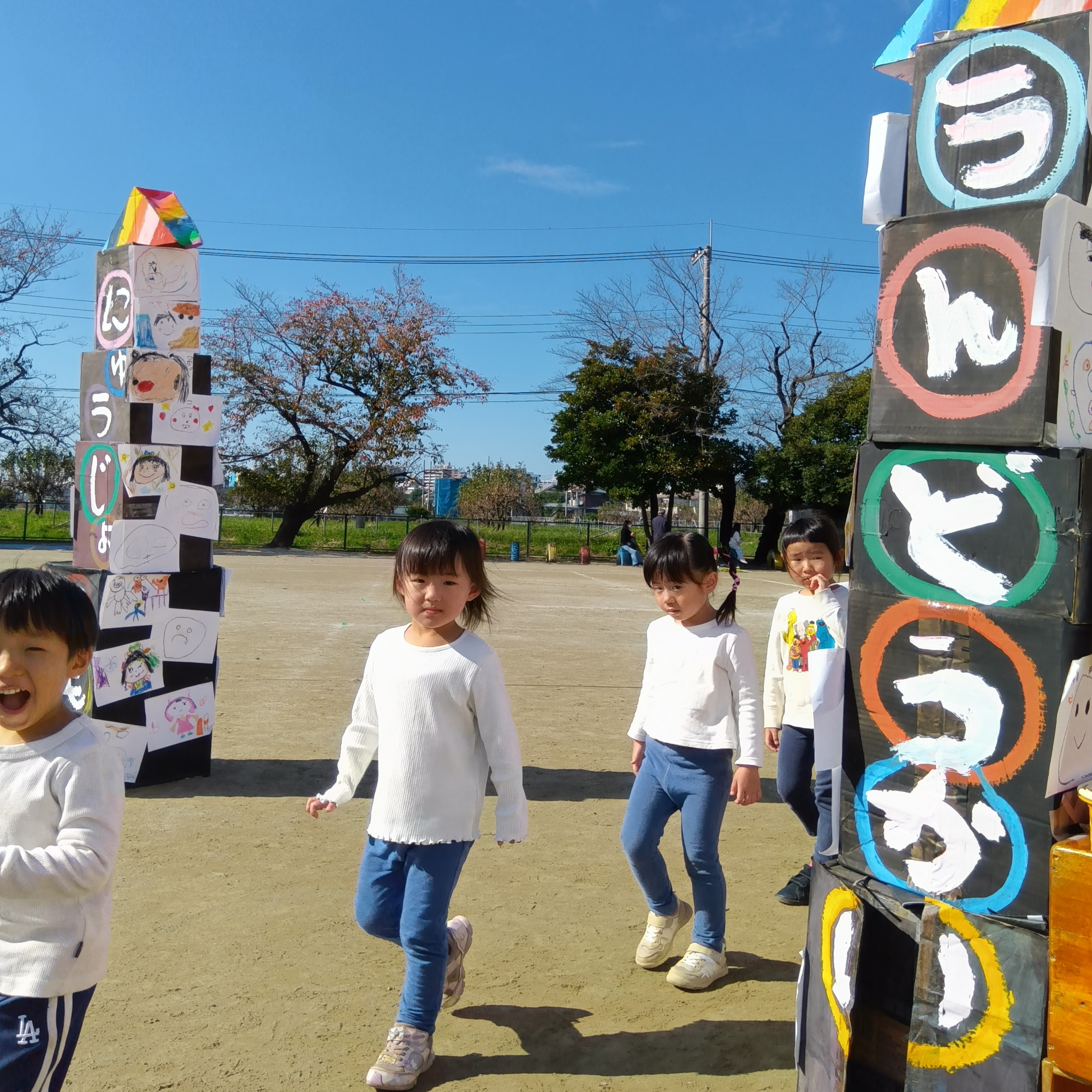 入場門を通る子どもたち