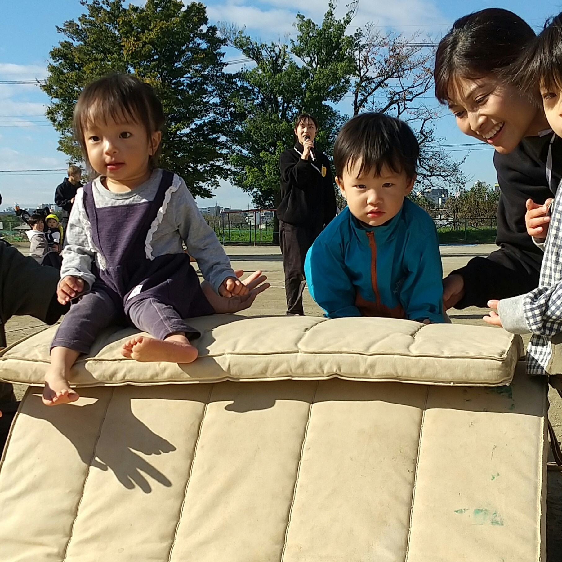 ハイハイで進んでいく子どもたち