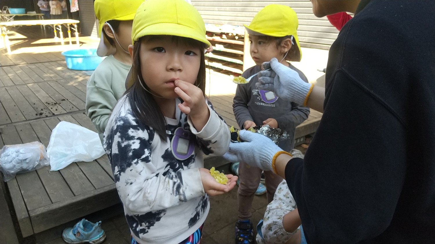 焼き芋を食べる子どもたち