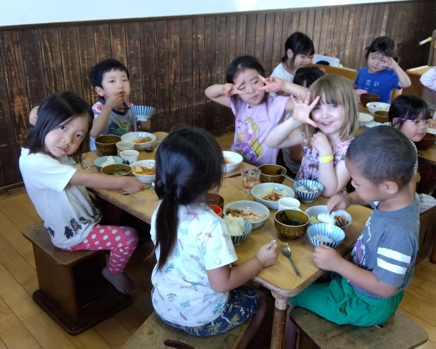 給食を食べる子どもたち