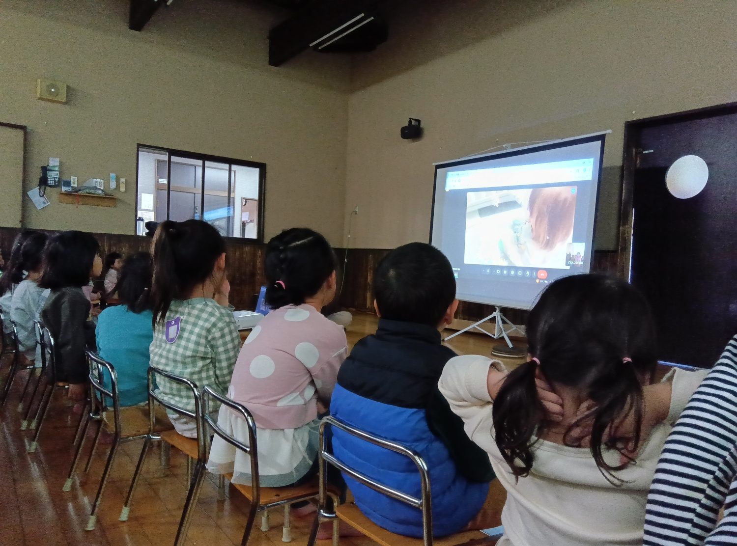 GoogleMeetで交流をする子どもたち