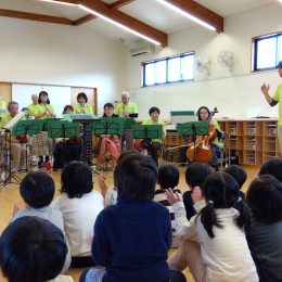 一宮どろんこ保育園「異世代交流　シニア楽団による演奏会」