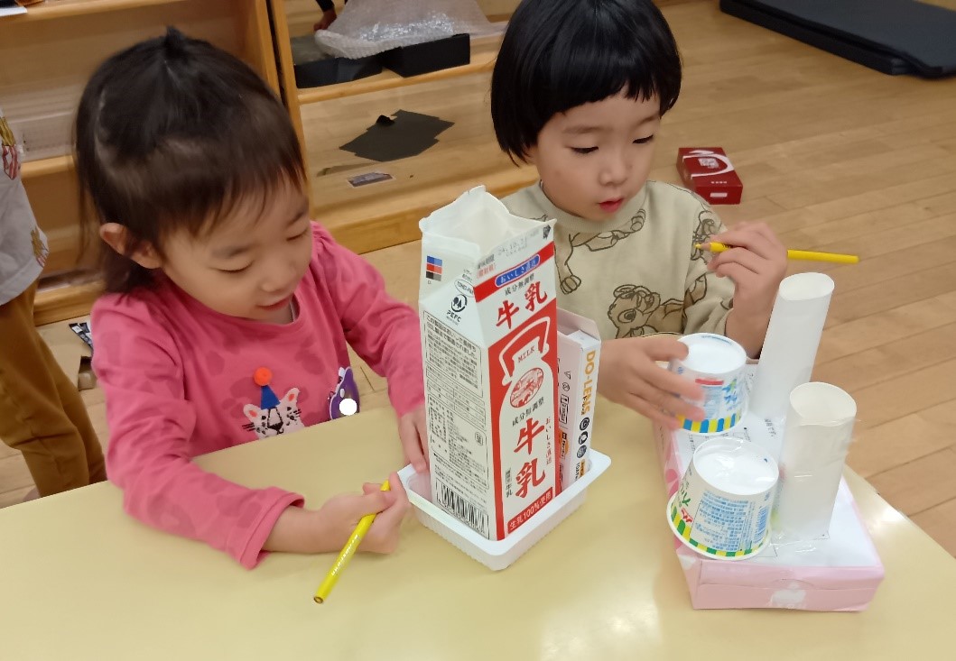 一緒に製作する子どもたち