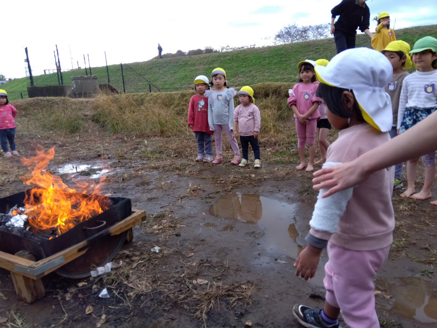 焚き火を眺める子どもたち