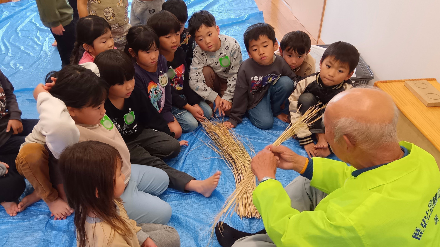 しめ縄の編み方を教わる子どもたち