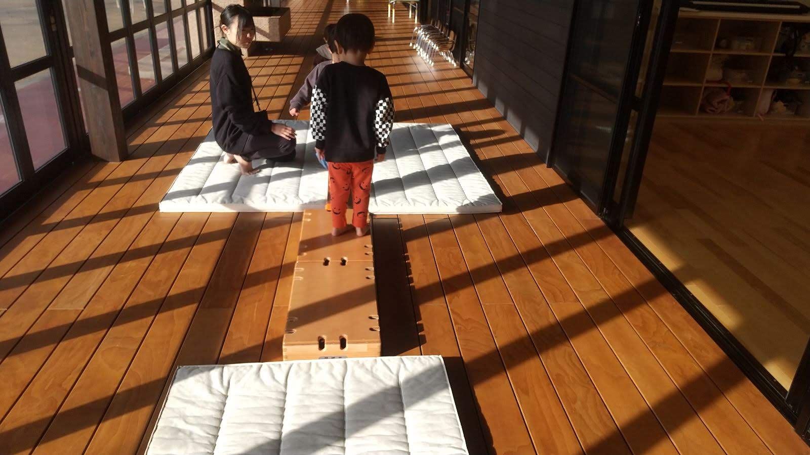 縁側で運動遊びをする子ども