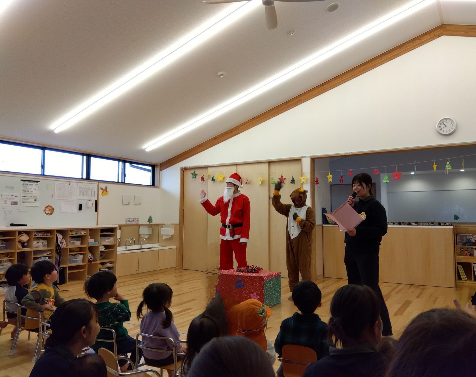 サンタクロースとトナカイを見る子どもたち