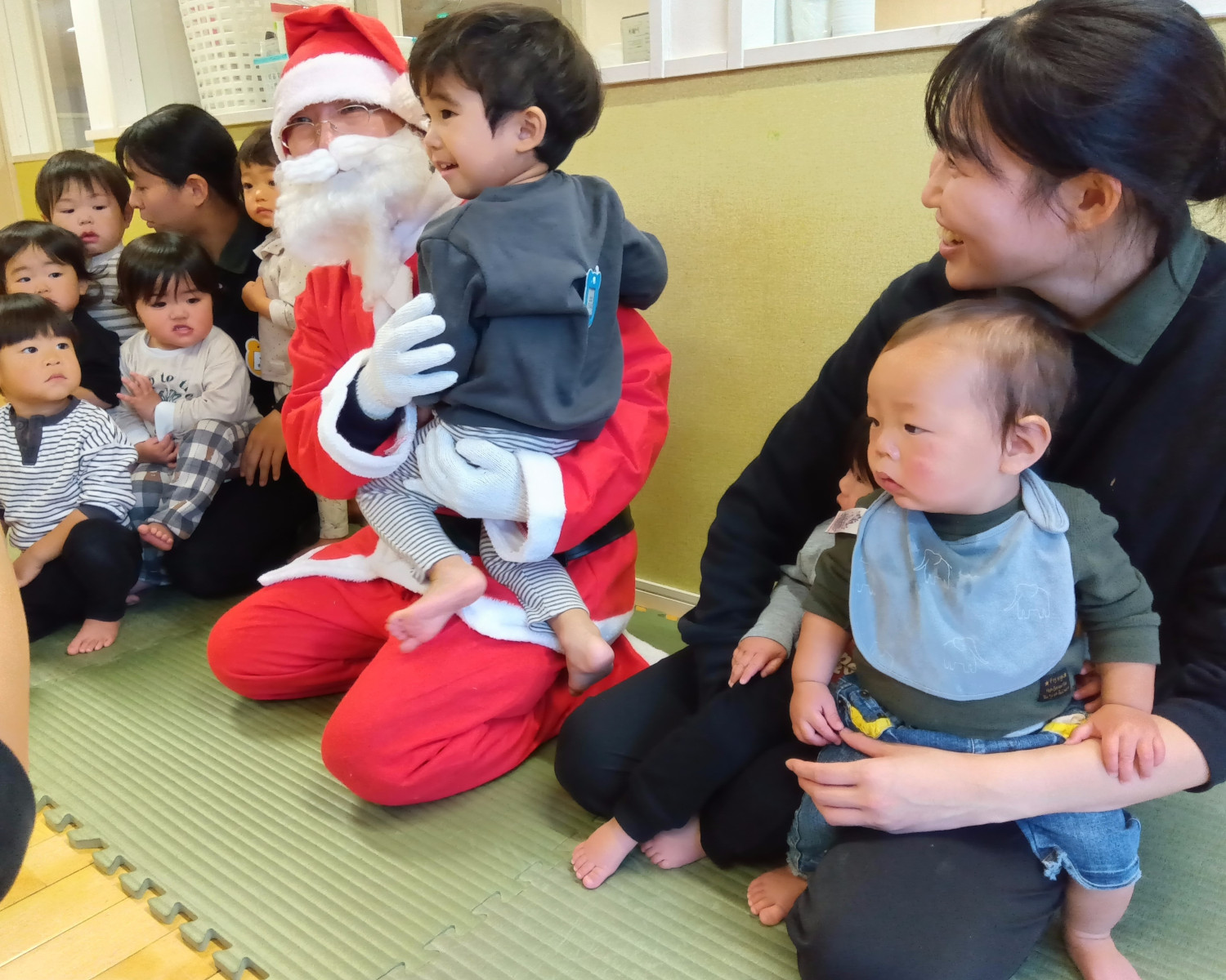 サンタクロースと触れ合う子どもたち