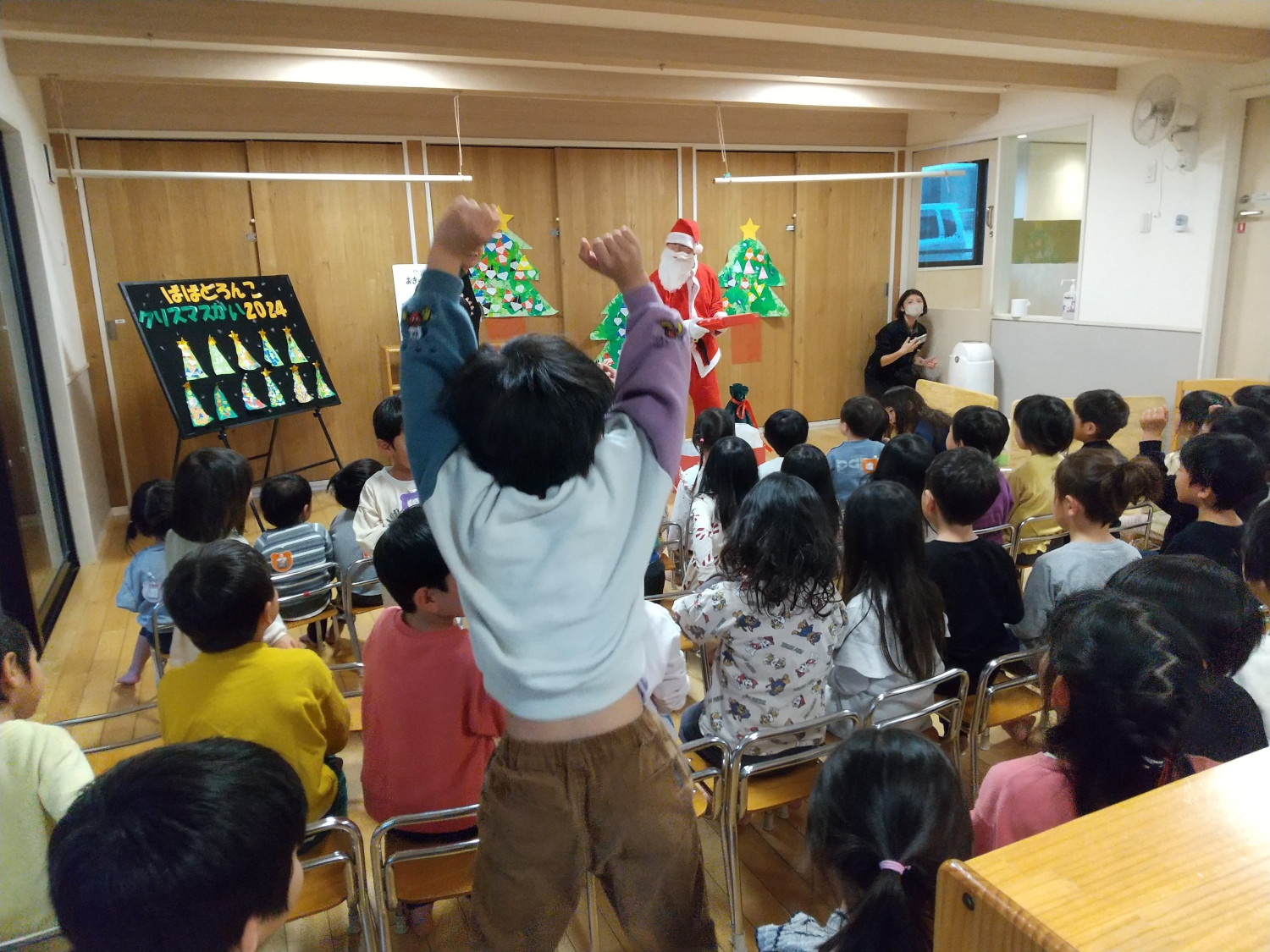 サンタクロースの登場に喜ぶ子どもたち