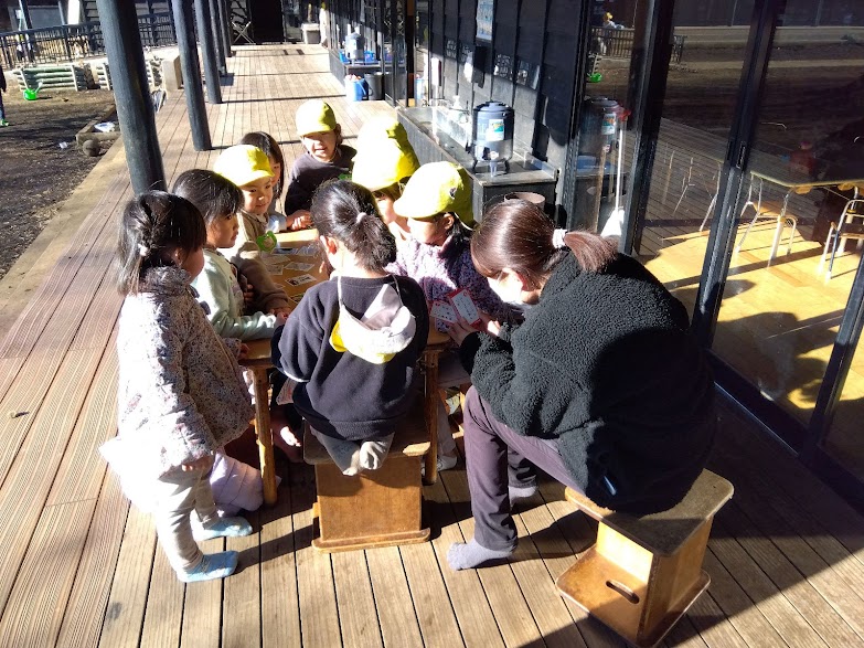 郷土かるたに取り組む様子