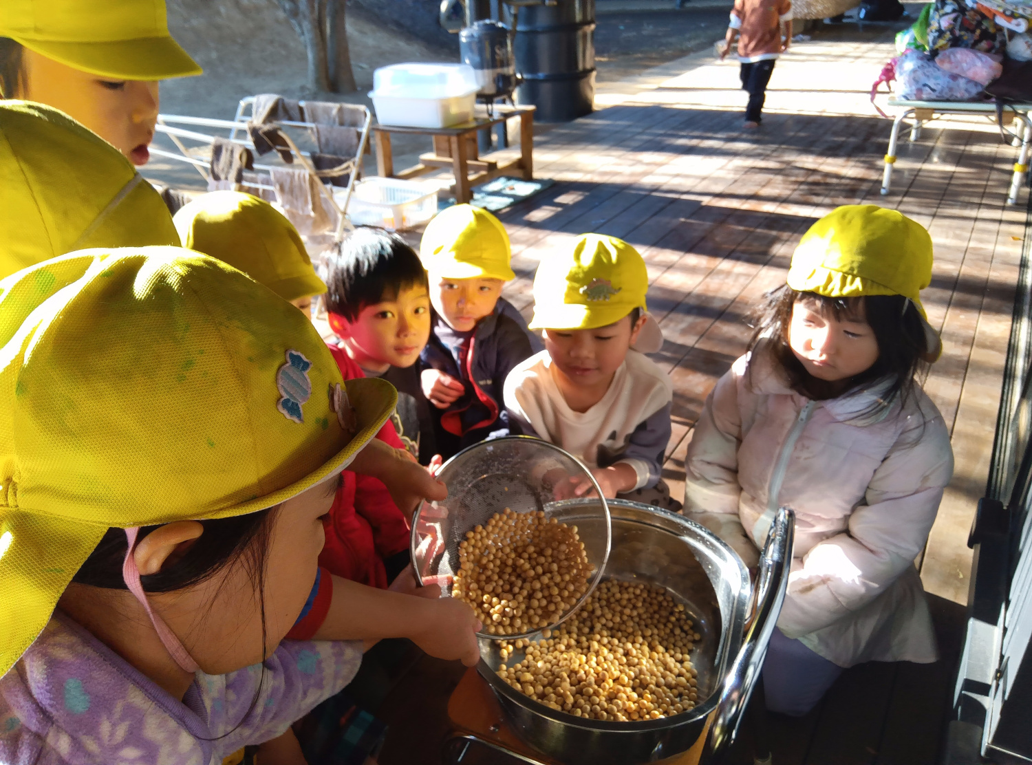 鍋に大豆を入れる子どもたち