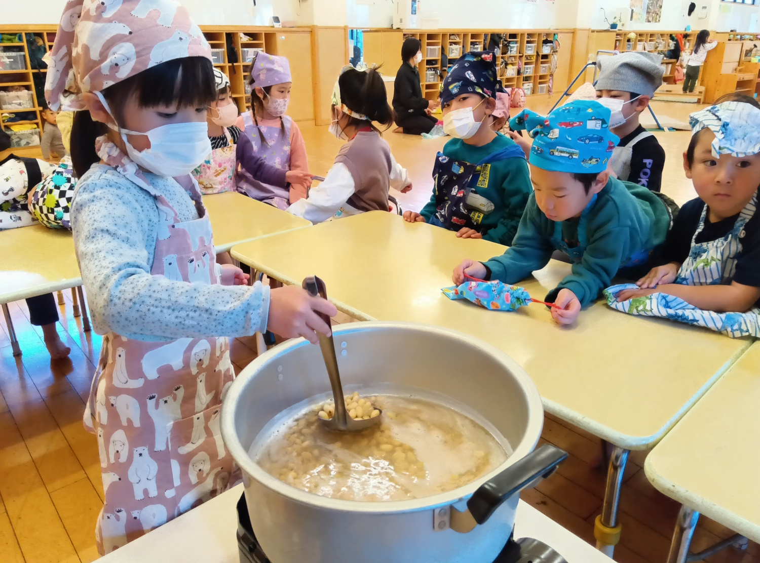 鍋で大豆を煮る子どもたち
