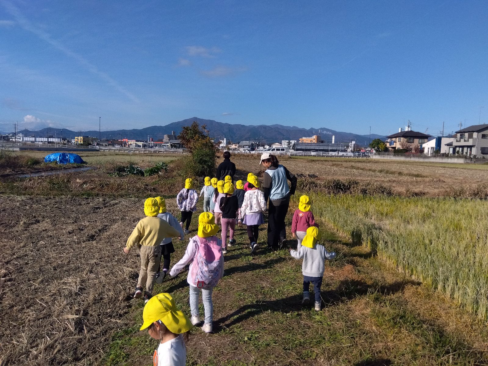 あぜ道を歩く子どもたち