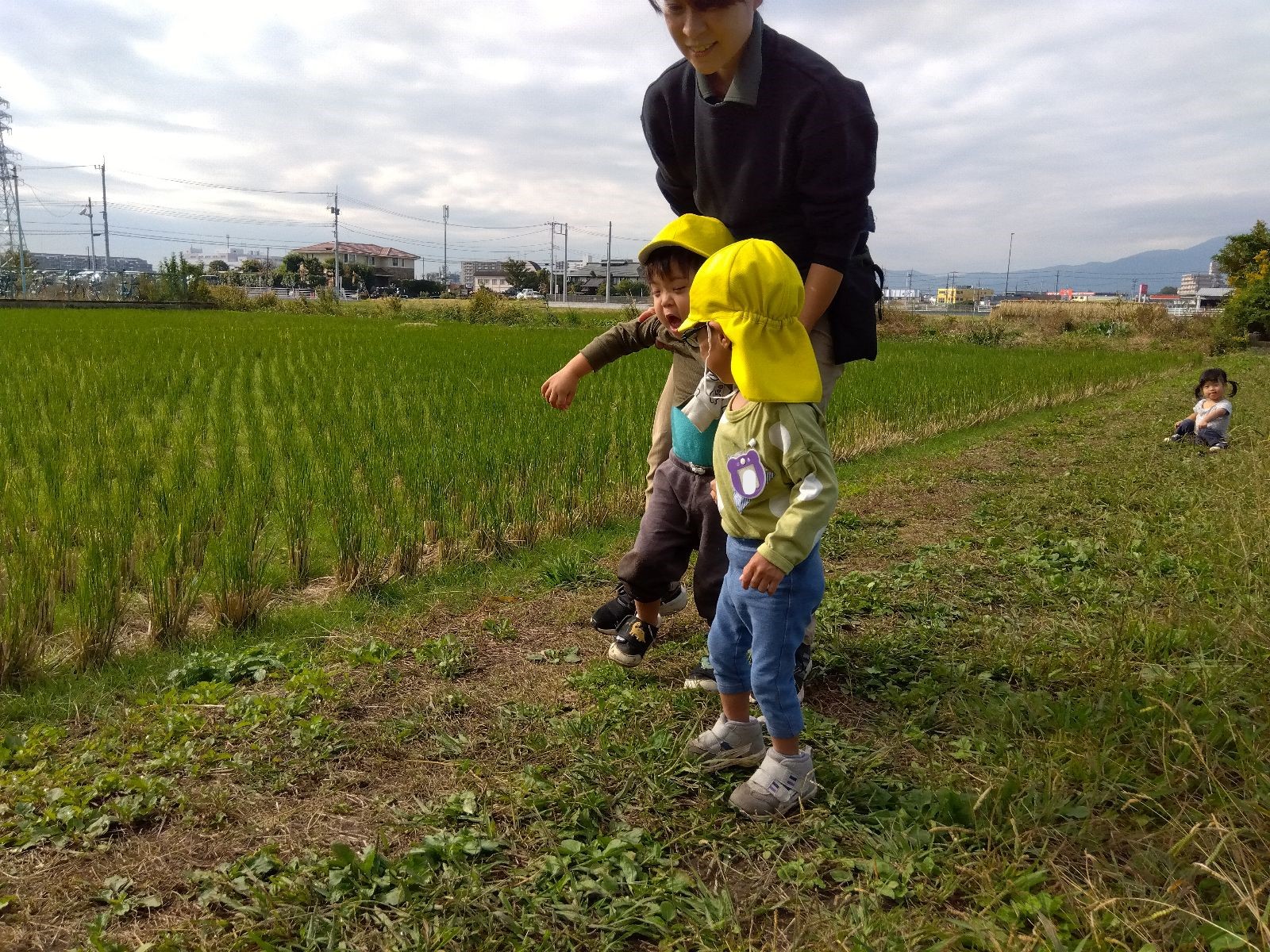 あぜ道を歩く子どもたち