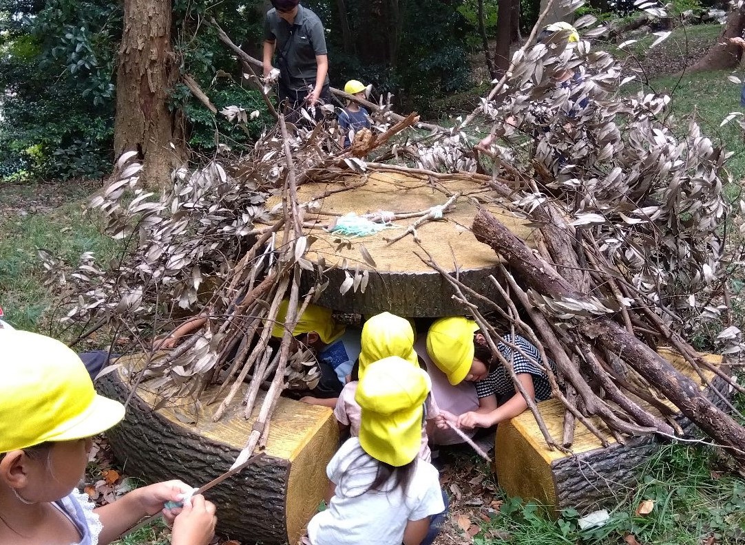 ツリーハウスに入る子どもたち