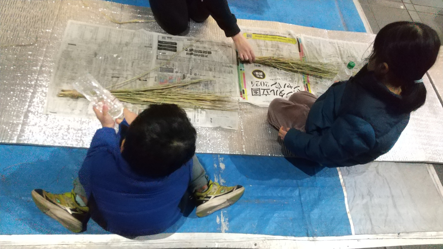 新聞紙の上に置かれた藁