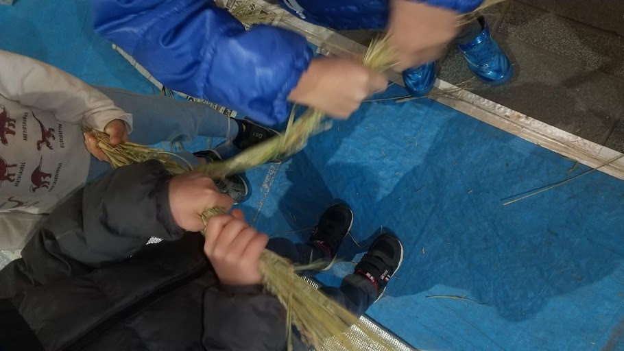 藁を綯っていく子どもたち