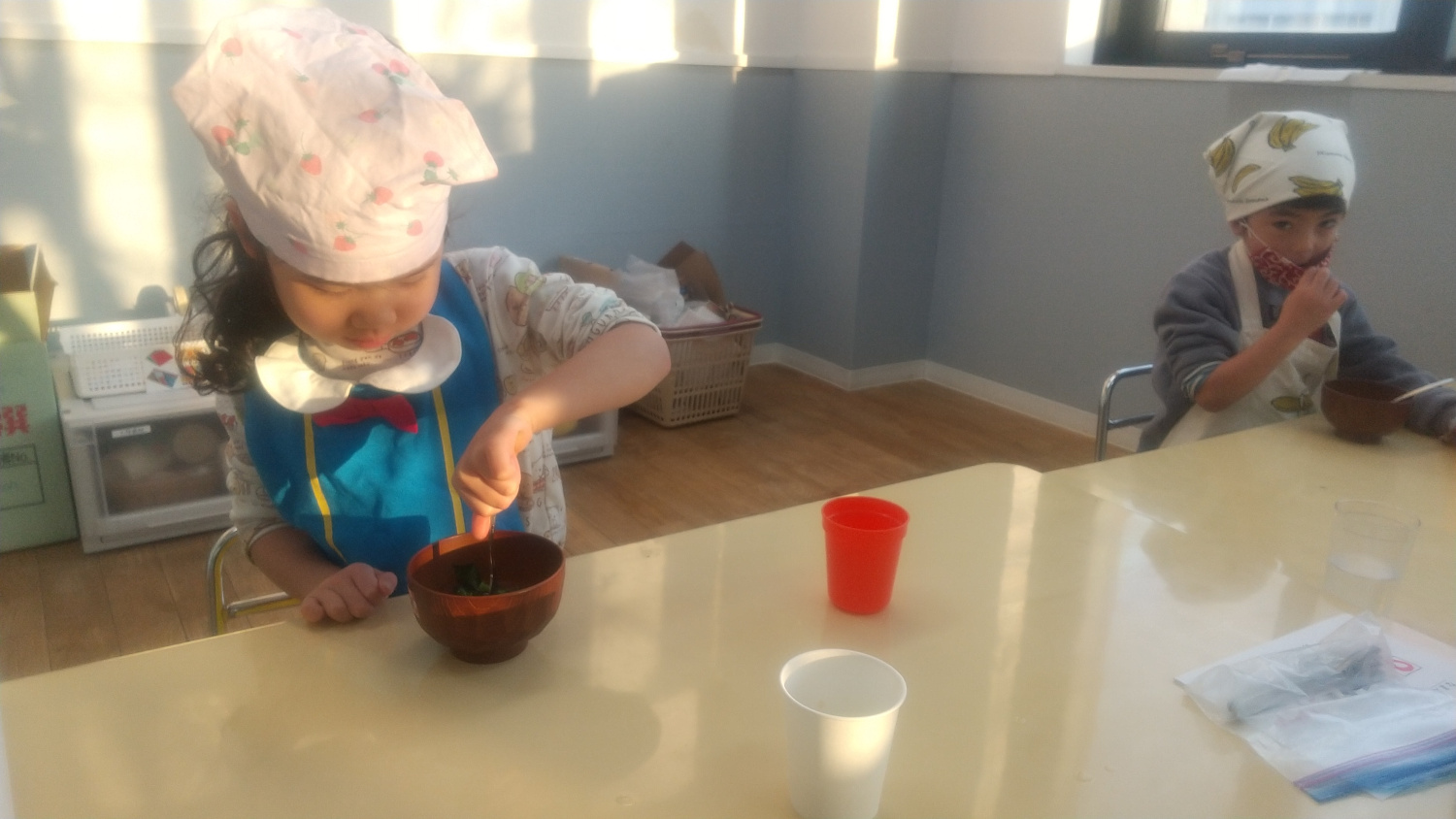 味噌汁を飲む子どもたち