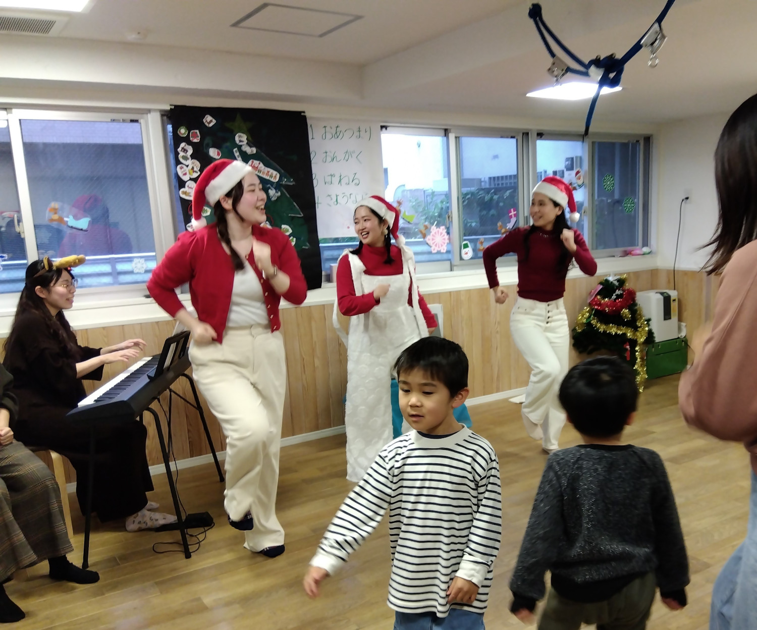 音楽に合わせて踊る子どもと大人