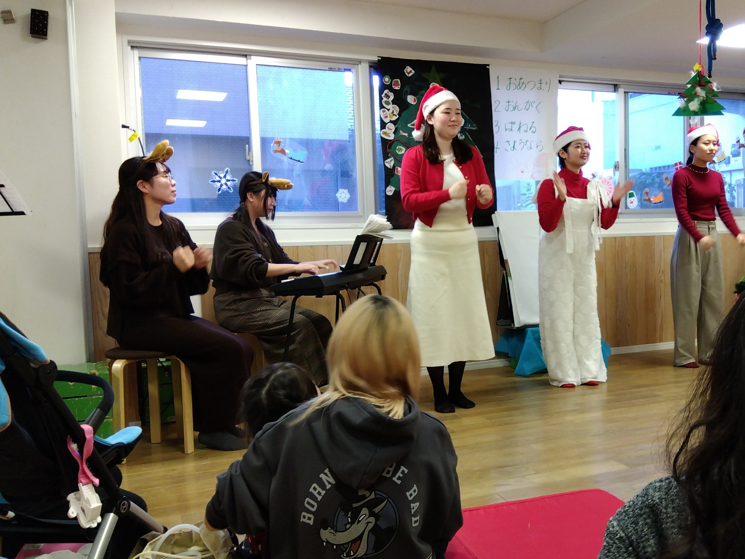 ピアノの曲に合わせて手拍子をする様子