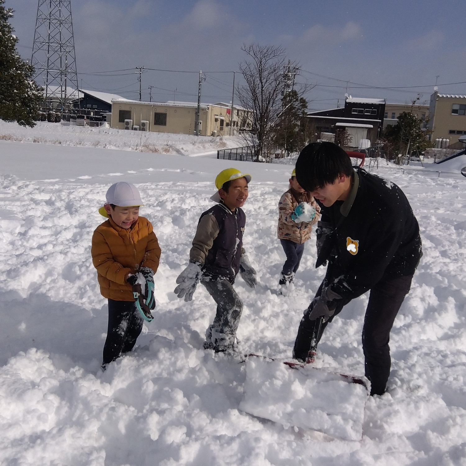 雪を投げて遊ぶ子どもたち