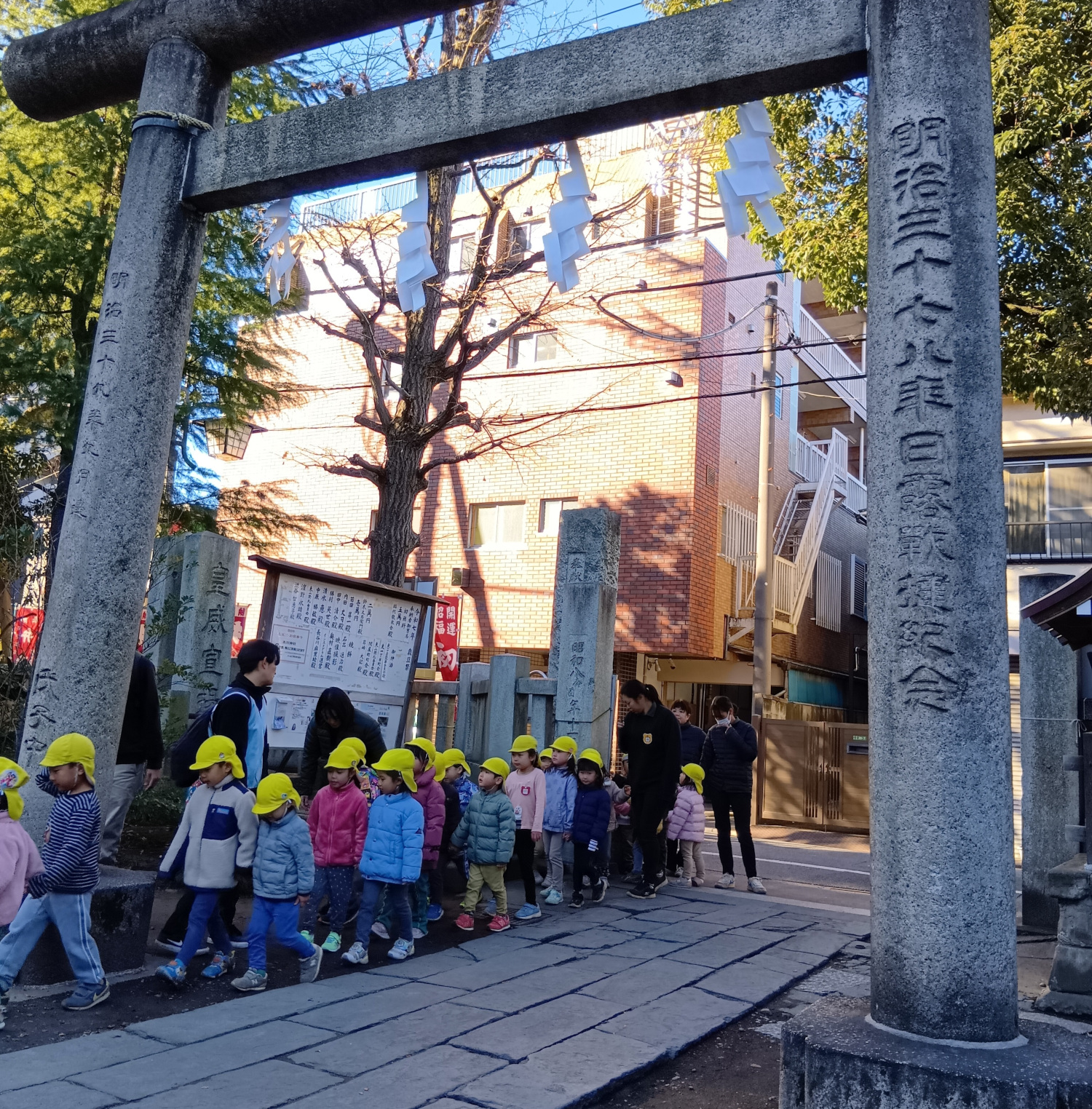 氷川神社の正中を避けて歩く子どもたち